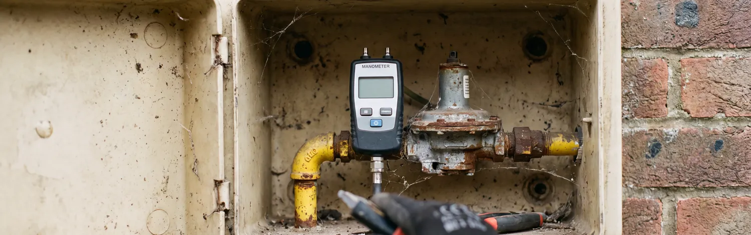 Testing a gas meter with a manometer